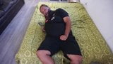 Orso grasso che si masturba nel letto del compagno di stanza snapshot 4