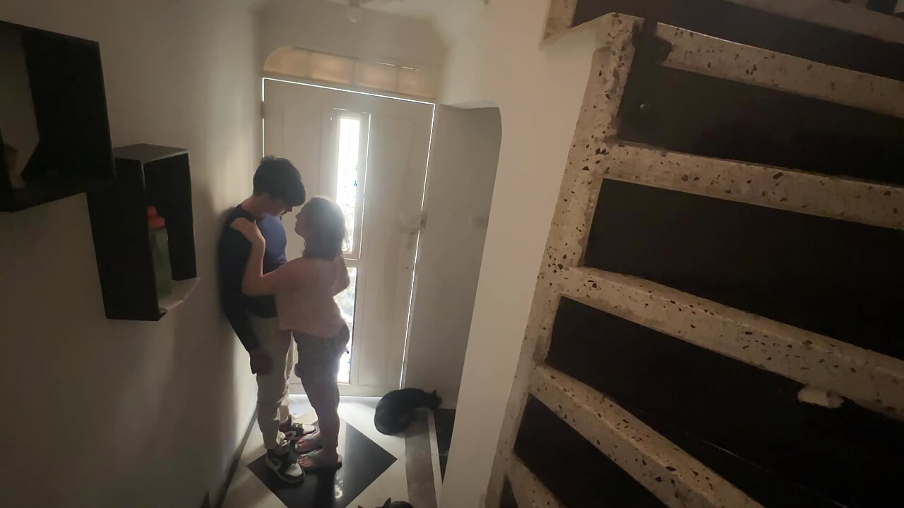 Üvey kız kardeşim ziyaret ediyor ve büyüyen yarağımla onu şaşırttım. 