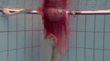 Katya Okuneva strippt unter Wasser in ihren roten Dessous snapshot 3