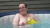 Guantes de goma desnudos fetiche en el jacuzzi snapshot 14