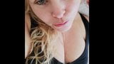 Cheveux blonds, yeux bleus, seins naturels, BBW, MILF, taquinage de chatte snapshot 4