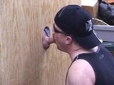 Kerel geeft pijpbeurt via een glory hole snapshot 12