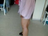 Asiatica in cappotto di pelle rosa e scarpe snapshot 2