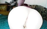 큰 엉덩이와 쪼이는 처녀 구멍을 보고 싶어하는 섹시한 젊은 발정난 소녀 snapshot 1