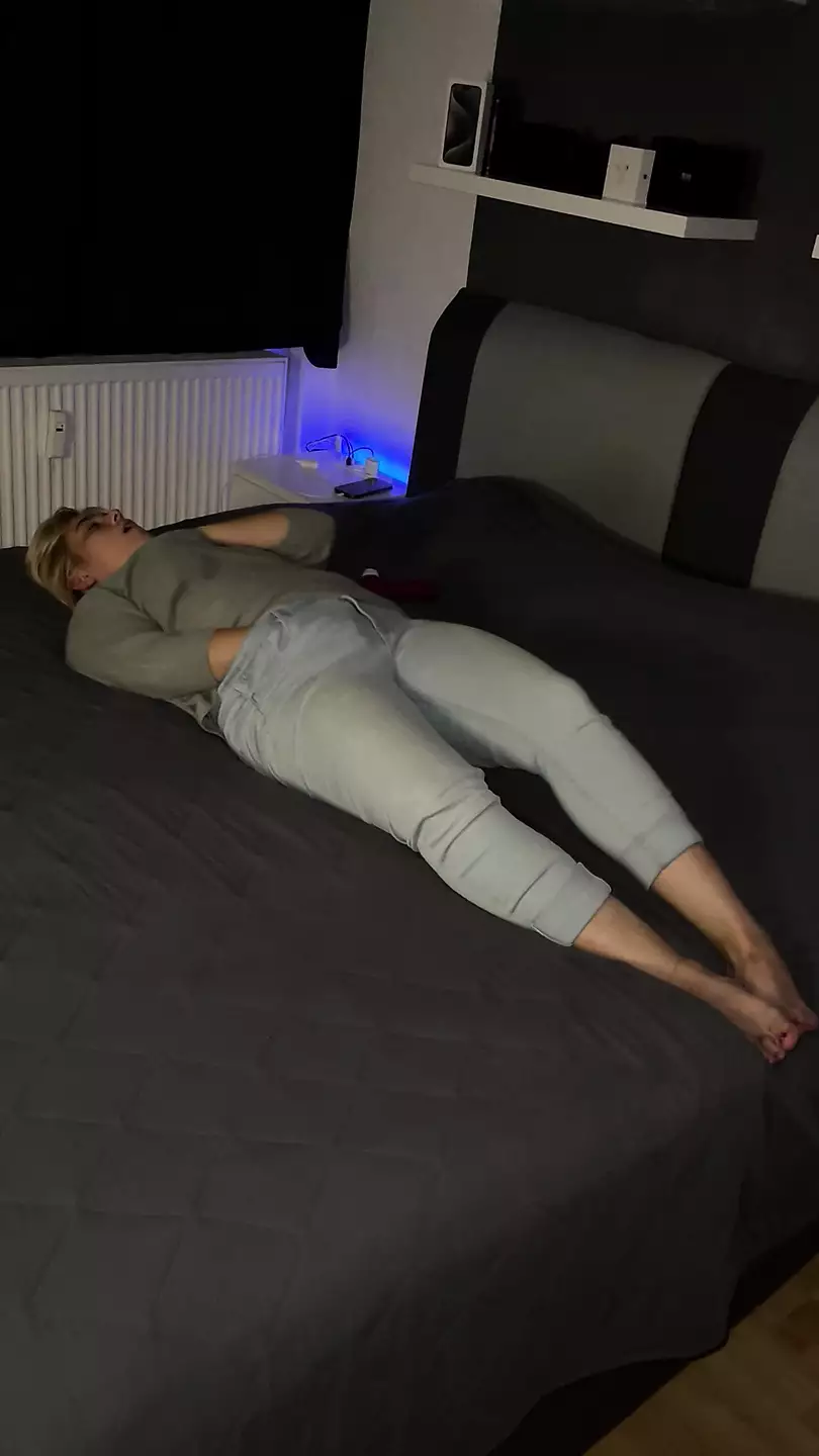 Předehra s několika orgasmy na posteli, nechat si hrát fantazie, clyde se zbláznit a v důsledku toho se třesou mokré kalhoty