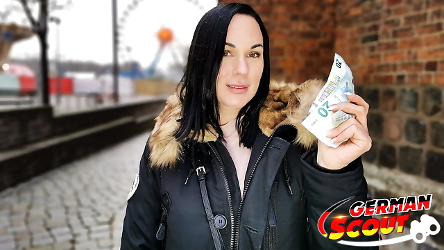 How to pick up hot mature women with tips from German scout, Lena.