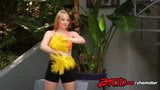 Strawberry blonde Teen Cheerleader nimmt einen großen Creampie snapshot 2