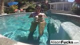 Üppige Alison Tyler nimmt ein Bad und reibt sich ab snapshot 12
