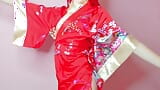 Fată anime dansând în lenjerie roșie în kimono snapshot 2