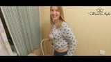 Une fille fantastique masturbe sa chatte mouillée et donne un cours snapshot 7