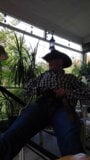 Cowboy-Vater pumpt Schwanz und nippt auf der Veranda snapshot 2