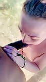 Emily Rose et James - Emily la coquine suce une grosse bite noire sur une plage jamaïcaine près de la caméra snapshot 4
