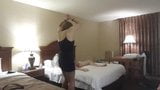 Hotelslet Heather bedient zakenman in de kamer ernaast snapshot 3