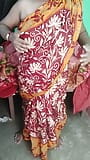 Indiancă bhabi desi cu curvă în sari roșu își arată pizda suculentă snapshot 1