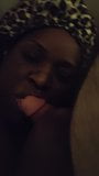 Une femme noire BBW suce une bite blanche au lit snapshot 4