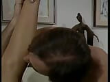 सोफे पर काले बाल वाली हनी लड़के के लंड को उड़ा रही और चोद रही है snapshot 12