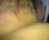 Oyoqlari yoyilgan gozal yalangoch ayol