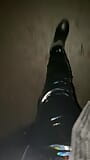 Latex legging bij lopen bij vrachtwagenstop snapshot 1