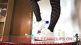 Mistress Elle con le sue vans spiattella il cazzo del suo schiavo snapshot 2