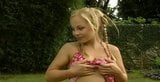 Blonde tweeling bij het zwembad snapshot 4