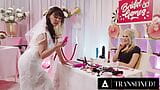 TRANSFIXED - Lauren Phillips et Izzy Wilde, vendeuses de jouets sexuels, font un trio public avec une cliente excitée snapshot 6