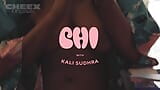 A csábító barna Kali Sudhra játékot használ a csikló dörzsölése közben snapshot 1