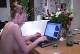 Een wilde blonde dame uit Frankrijk is dol op een harde vuist in haar kontgaatje snapshot 7