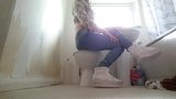 Transvestit in engen Jeans und Turnschuhen snapshot 2