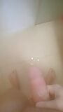 一个小男孩决定用巨大的阴茎在蒸汽浴室里自慰 snapshot 2
