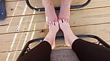 Jugando footsie en el porche trasero con nuestros dedos de los pies pedicurados snapshot 1