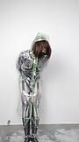 Nana Zentai et rainwear ont un orgasme avec des vibromasseurs snapshot 8