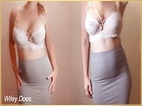 Wifey remsor ur sina underkläder som avslöjar sina perfekta bröst och fantastiska kropp. snapshot 2