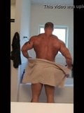 Il bodybuilder Caleb dopo la doccia si asciuga snapshot 4