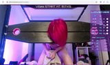 Tête de bombasse bdsm aux cheveux roses dans un appareil à guillotine snapshot 10