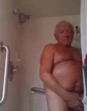 Lindo abuelo en el ducha snapshot 1