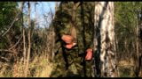 Russische soldaat in het bos die een militaire lul aftrekt snapshot 11