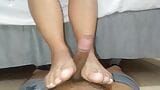 Une MILF mature amateur me fait un bon footjob snapshot 5