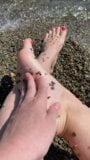 Amateur al aire libre mostrando los pies snapshot 6