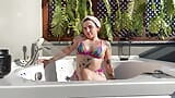 Сексуальная Альтернативная модель Tatted на балконе в горячей ванне snapshot 5