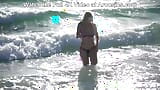 Rebecca Volpetti masturbiert am strand von Arousins snapshot 3