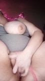 Une fille pulpeuse se masturbe snapshot 10