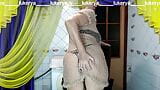 Lukerya, femme au foyer sexy, s'amuse à flirter dans la cuisine. Strip-tease facile à la maison d'une vieille sur une webcam en ligne. snapshot 3