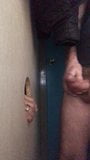 Suce-moi dans un glory hole snapshot 1