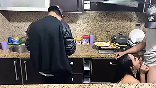 Sepasang suami istri memasak untuk bos, tetapi istri harus ...