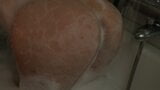 一个苗条的美女用泡沫抚摸阴户洗澡。 annahomemix snapshot 4