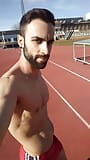 Me masturbo en la pista de atletismo snapshot 2