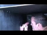 Jock lutschte am schwulen Gloryhole snapshot 4