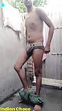 Indischer dorfjunge, der öffentlich nackt badet snapshot 1