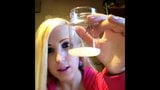 Youtuber rubia mostrando cómo exprimir la leche de una teta snapshot 18