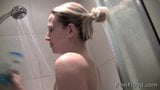 Une MILF se détend sous la douche puis se masturbe jusqu'à l'orgasme snapshot 3